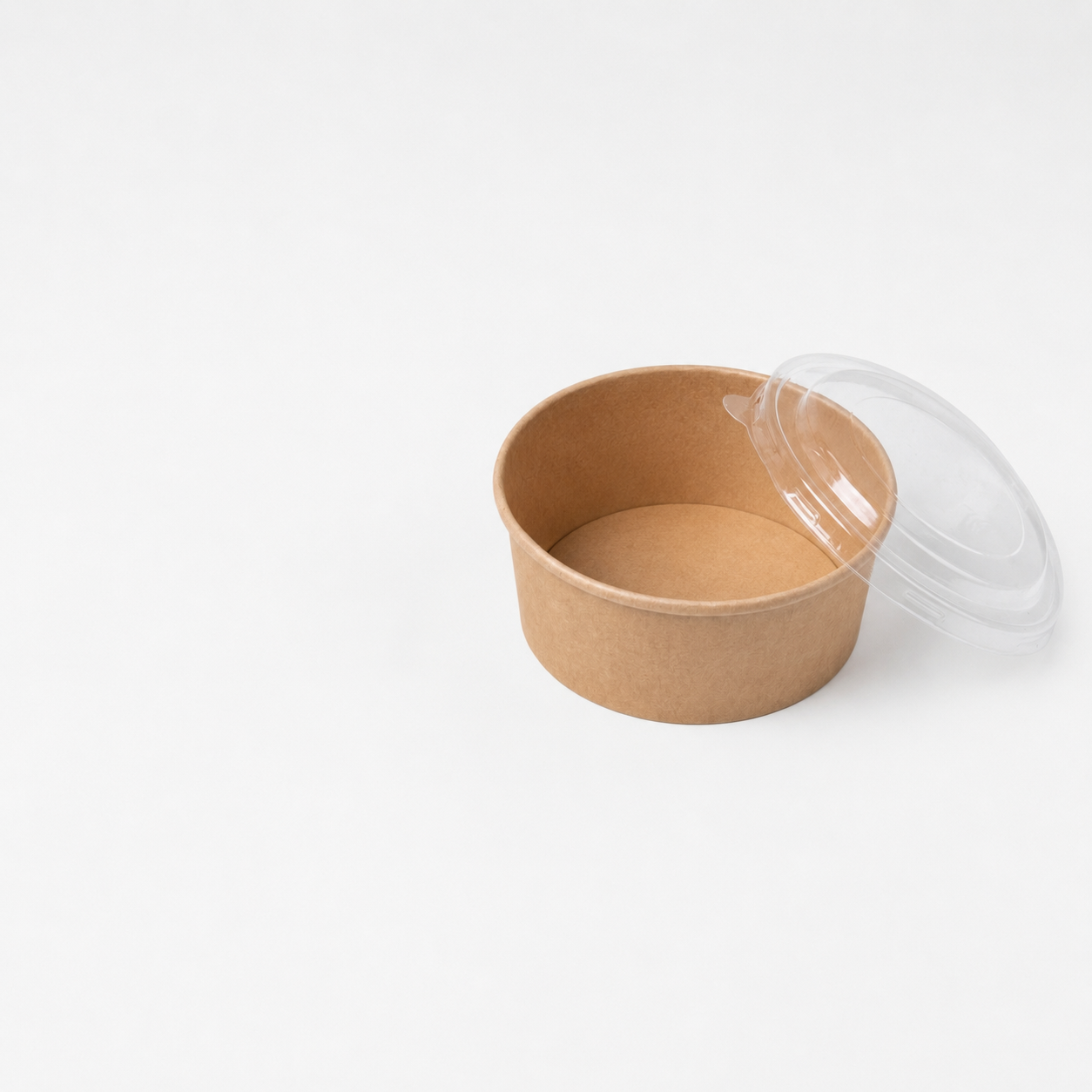 Round kraft paper takeaway bowl with a clear lid on a white background
